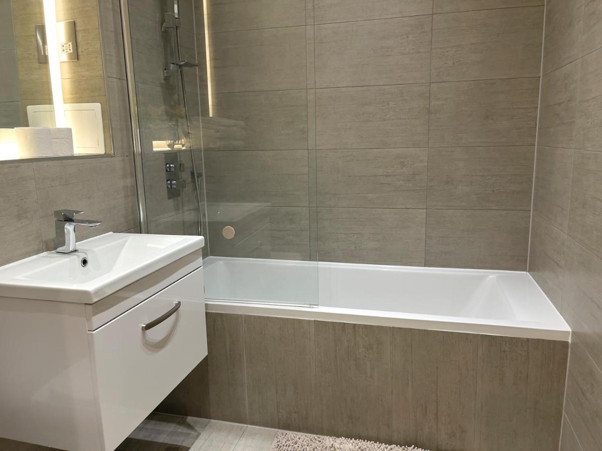 Lovely 2 Double Bedroom Flat With Free Parking - At The Atrium Mk Milton Keynes Extérieur photo